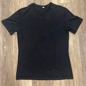 Men’s Lululemon v neck black tee size M
